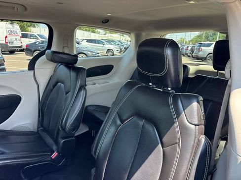 Used 2023 Chrysler Pacifica Touring-L FWD image 8