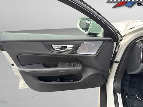 Used 2020 Volvo V60 T5 Cross Country image 10