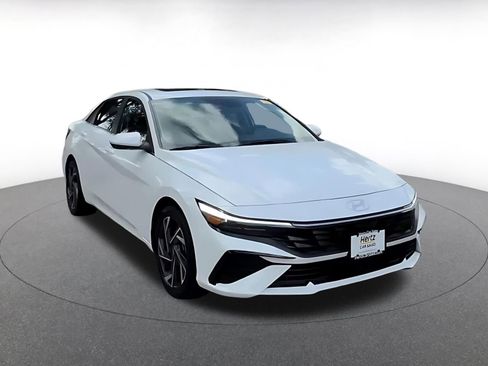 Used 2025 Hyundai Elantra SEL image 3