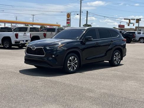Used 2023 Toyota Highlander XLE AWD/4WD image 10