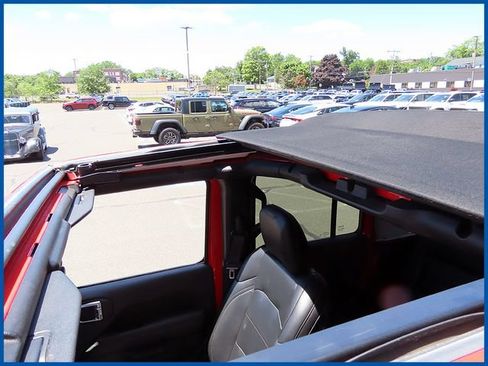 Used 2023 Jeep Wrangler Unlimited Sahara AWD/4WD image 15