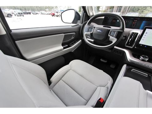 Used 2025 Ford Expedition Max Platinum w/ Driver's Package AWD/4WD image 10