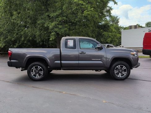 Used 2019 Toyota Tacoma TRD Sport w/ TRD Premium Sport Package AWD/4WD image 4