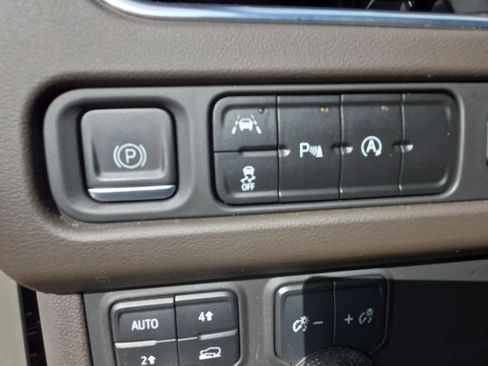 Used 2023 Chevrolet Suburban LT AWD/4WD image 17
