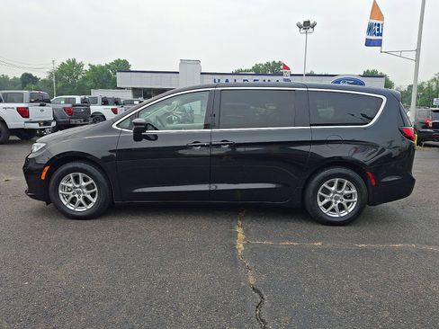 Used 2023 Chrysler Pacifica Touring-L FWD image 4