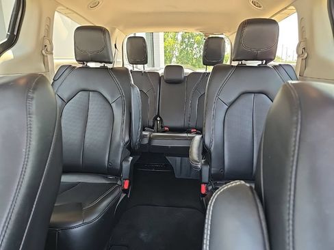 Used 2023 Chrysler Pacifica Touring-L FWD image 31