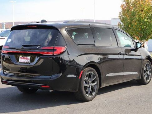 New 2026 Chrysler Pacifica Limited w/ S Appearance Package image 5