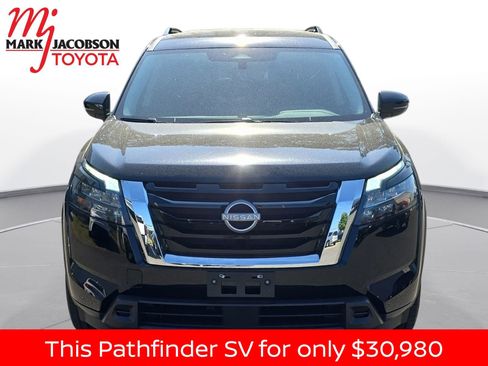 Used 2025 Nissan Pathfinder SV image 3