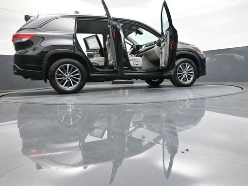 Certified 2019 Toyota Highlander XLE image 50