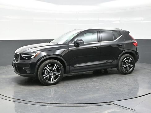 Used 2025 Volvo XC40 B5 Core AWD/4WD image 3