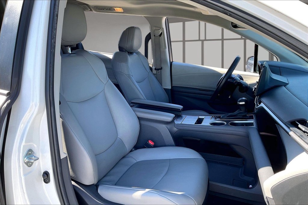 Used 2024 Toyota Sienna XLE FWD image 28