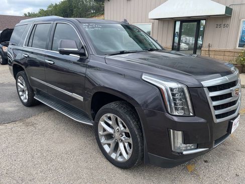 Used 2016 Cadillac Escalade Luxury image 2