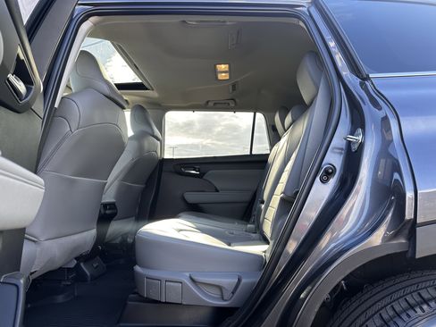 Used 2024 Toyota Highlander XLE image 19