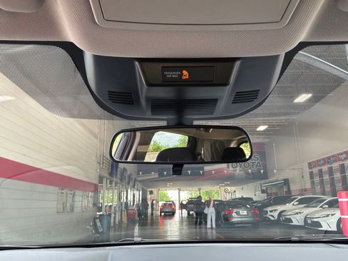Used 2025 Nissan Rogue SV FWD image 18