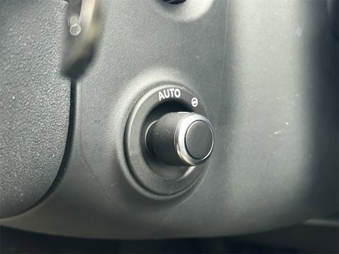 Used 2025 Land Rover Discovery S image 32