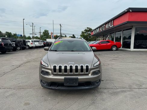 Used 2017 Jeep Cherokee Latitude w/ Cold Weather Group FWD image 8
