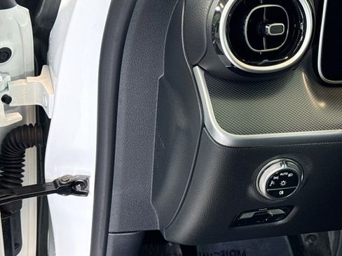 Used 2025 Mercedes-Benz C 300 4MATIC Sedan image 10