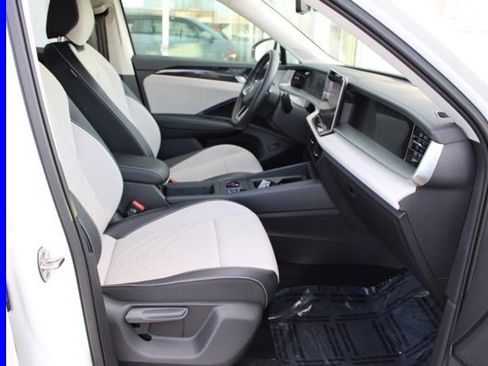 Used 2025 Volkswagen Tiguan SE image 20