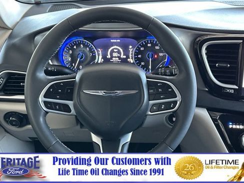 Used 2023 Chrysler Pacifica Touring-L image 14