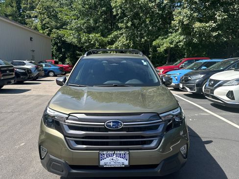 Used 2025 Subaru Forester Premium AWD/4WD image 2
