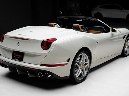 Used 2015 Ferrari California T RWD image 36