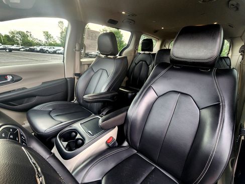 Used 2023 Chrysler Pacifica Touring-L FWD image 4