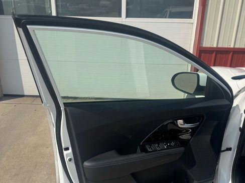 Used 2022 Kia Niro LXS image 4