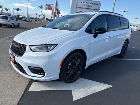 New 2026 Chrysler Pacifica Select w/ S Appearance Package image 9