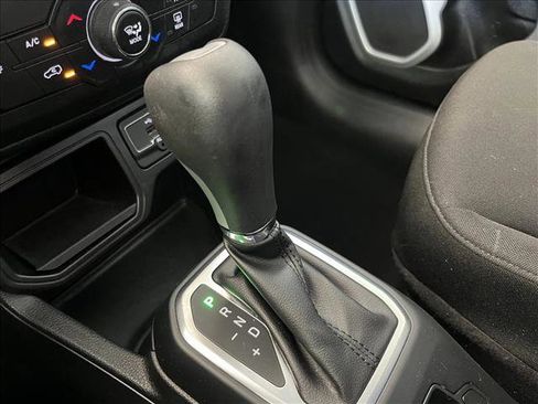 Used 2020 Jeep Renegade Latitude w/ Popular Equipment Group image 16