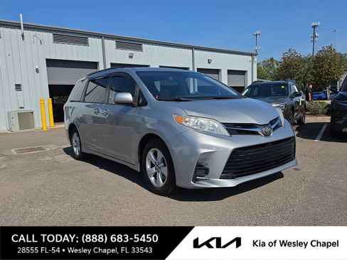 Used 2018 Toyota Sienna LE FWD image 1