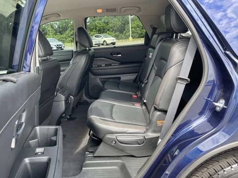 Used 2023 Nissan Pathfinder SL w/ Black Appearance Package FWD image 10