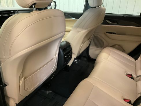 Used 2024 Jeep Grand Cherokee Limited w/ Luxury Tech Group II AWD/4WD image 22