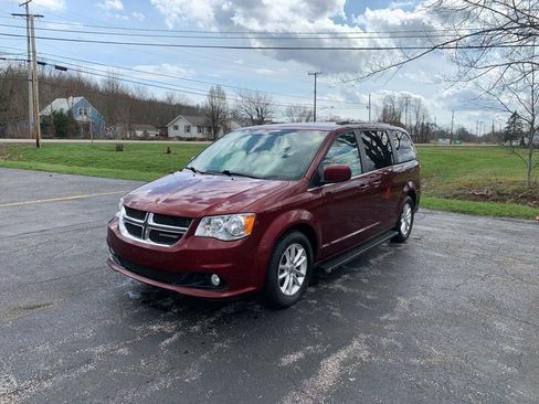 Used 2018 Dodge Grand Caravan SXT image 2