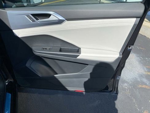 New 2025 Volkswagen Taos SE image 41