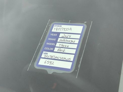 Used 2024 Volkswagen Tiguan SE image 10