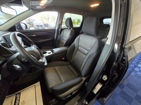 Used 2025 Nissan Rogue SV image 9