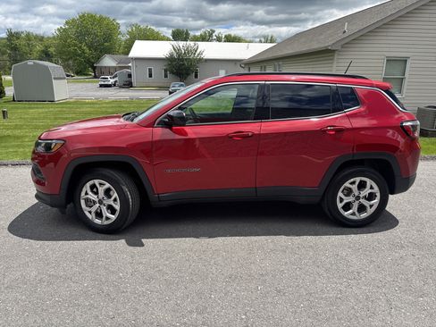 Used 2025 Jeep Compass Latitude AWD/4WD image 7