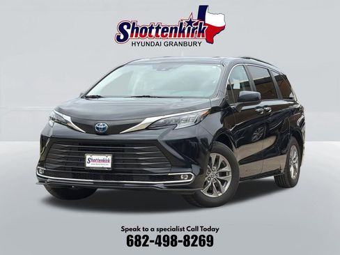 Used 2024 Toyota Sienna XLE FWD image 1