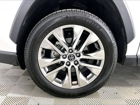 Used 2020 Toyota RAV4 XLE Premium FWD image 7