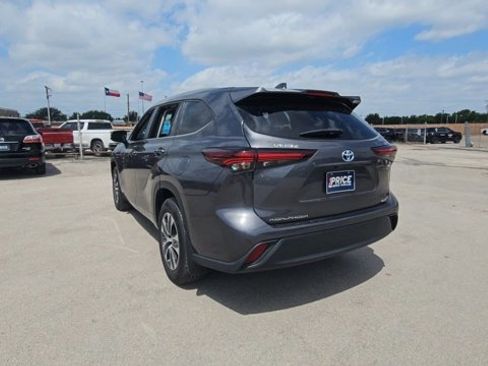 Used 2024 Toyota Highlander XLE AWD/4WD image 7