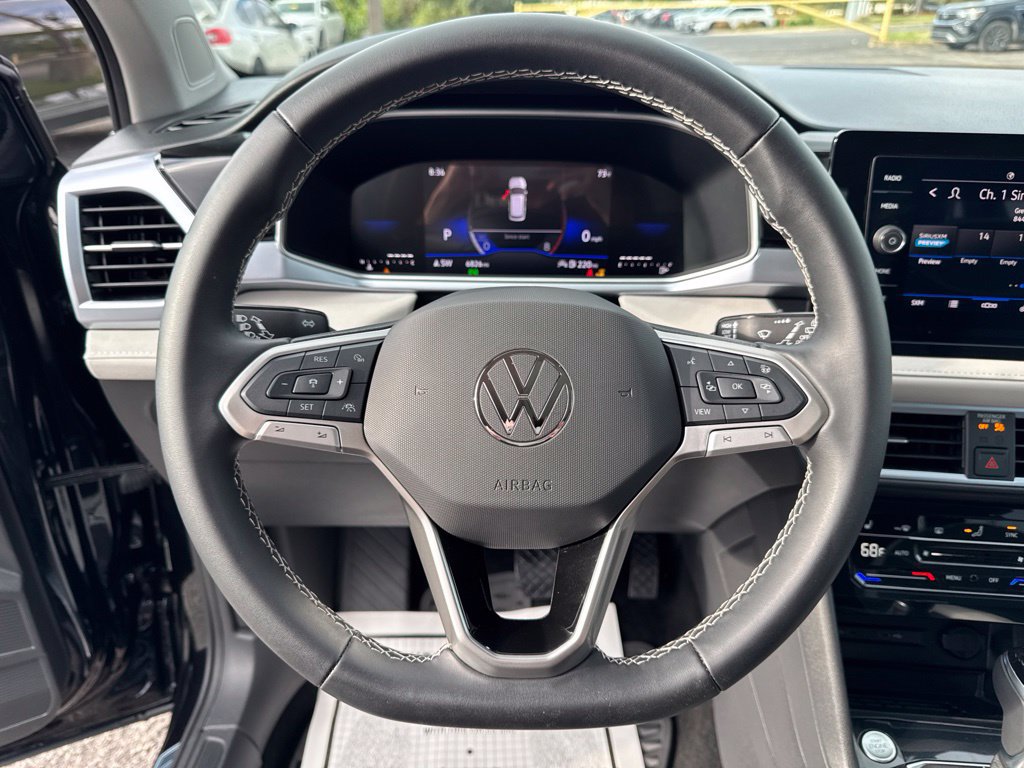 Certified 2025 Volkswagen Taos SE w/ Panoramic Sunroof Package FWD image 15