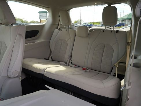 Used 2017 Chrysler Pacifica Touring Plus FWD image 25