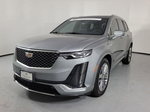 Used 2025 Cadillac XT6 Premium Luxury FWD image 2