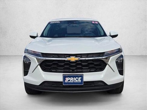 Used 2025 Chevrolet Trax LS w/ LS Convenience Package image 2