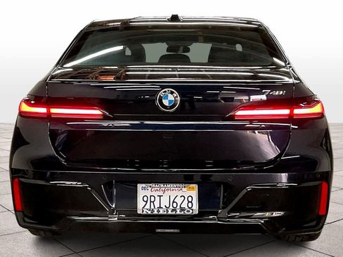 Used 2025 BMW 740i w/ Premium Package image 7