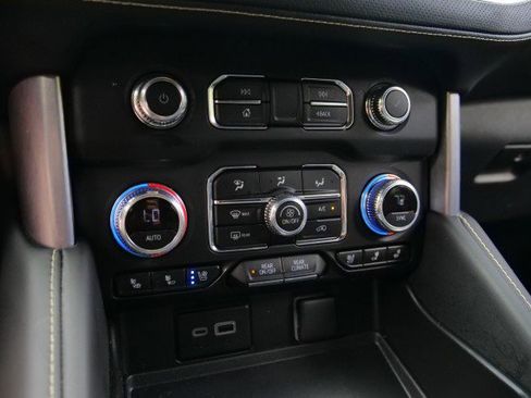 Used 2024 GMC Yukon XL SLT w/ SLT Luxury Package image 16