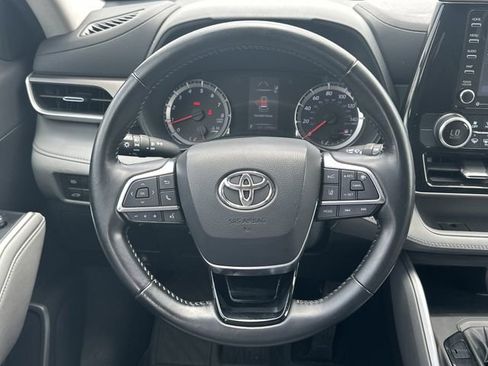 Used 2021 Toyota Highlander LE AWD/4WD image 12
