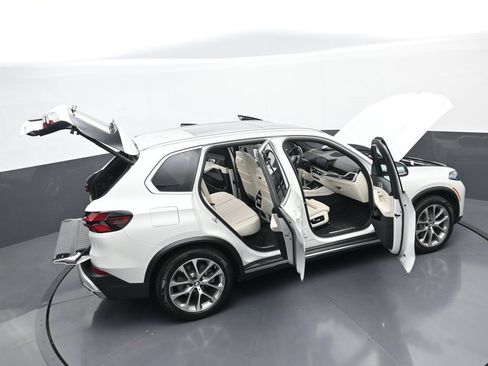 Used 2024 BMW X5 xDrive40i w/ Premium Package AWD/4WD image 39