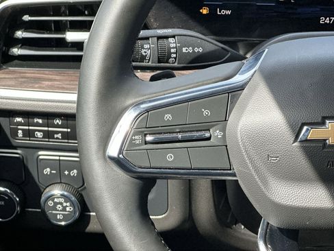 Used 2025 Chevrolet Suburban Premier RWD image 56