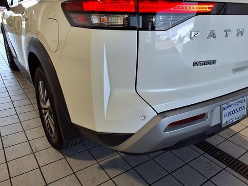 Used 2024 Nissan Pathfinder SL FWD image 21